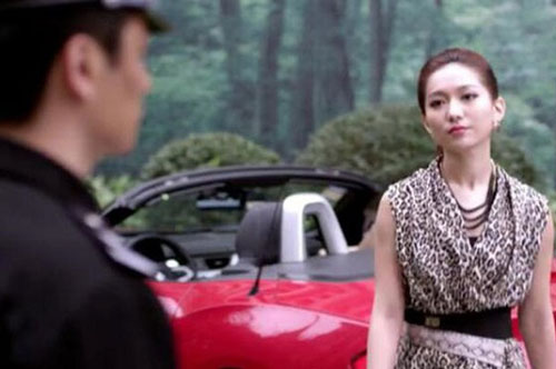 Vừa lên chức chồng liền về ép vợ ly hôn, ngờ đâu lúc rời khỏi tòa cô lại được siêu xe tới đón, danh tính vị đại gia ấy mới thật sự làm anh bủn rủn