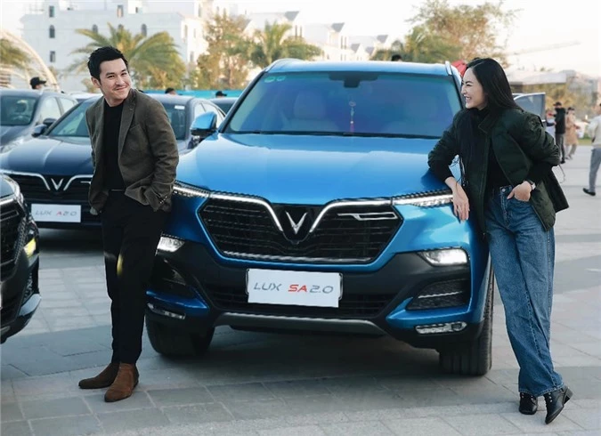 Helly Tống bên xe SUV VinFast Lux.