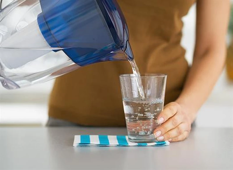 Sau khi nấu nước sôi để lâu, chất hữu cơ có chứa nitơ sẽ không ngừng bị phân giải thành nitrit. Đặc biệt là nước để quá lâu khó tránh bị nhiễm khuẩn, lúc này tốc độ phân giải chất hữu cơ chứa nitơ sẽ nhanh hơn và muối nitrit sẽ hình thành nhiều hơn. Sau khi uống nước này, muối nitrit sẽ hòa lẫn với hemoglobin gây ảnh hưởng đến chức năng vận chuyển oxy của máu. Ảnh minh họa: Internet. Sau khi nấu nước sôi để lâu, chất hữu cơ có chứa nitơ sẽ không ngừng bị phân giải thành nitrit. Đặc biệt là nước để quá lâu khó tránh bị nhiễm khuẩn, lúc này tốc độ phân giải chất hữu cơ chứa nitơ sẽ nhanh hơn và muối nitrit sẽ hình thành nhiều hơn. Sau khi uống nước này, muối nitrit sẽ hòa lẫn với hemoglobin gây ảnh hưởng đến chức năng vận chuyển oxy của máu. Ảnh minh họa: Internet.
