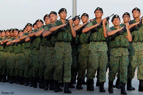 Lực lượng Vũ trang Singapore hay Quân đội Singapore (SAF) gồm 3 thành phần chính: Lục quân Singapore; Không quân Cộng hòa Singapore (RSAF) và Hải quân Cộng hòa Singapore (RSN) có nhiệm vụ bảo vệ lợi ích, chủ quyền và toàn vẹn lãnh thổ của Singapore trước các mối đe dọa bên ngoài.