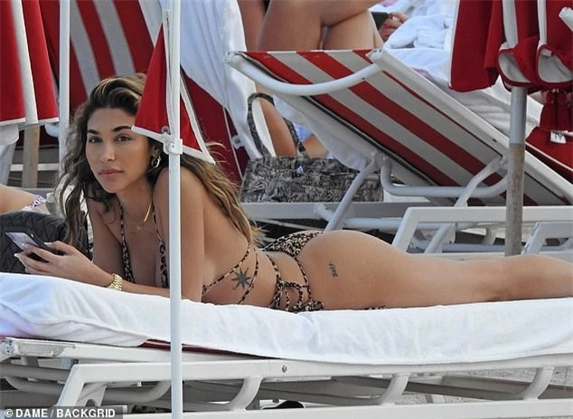 ‘Đỏ mặt’ với bikini da báo siêu bé của nữ DJ Chantel Jeffries  - ảnh 5