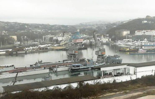 Tàu ngầm Nga chìm cùng ụ nổi