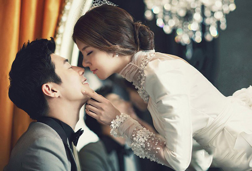 Trót lên giường với sếp già, nhìn thứ anh để lại tôi chỉ khinh bỉ cười