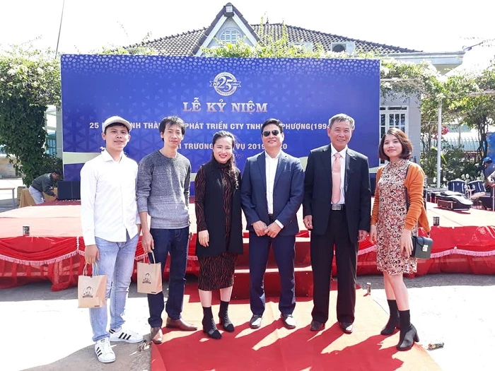 Lãnh đạo Hiệp hội Doanh nghiệp tỉnh Lâm Đồng và các đối tác chúc mừng Công ty TNHH Hồ Phượng 