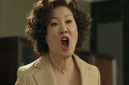 Chồng cũ dẫn con đến làm loạn đám cưới, mẹ chồng mới "ra tay" bất ngờ