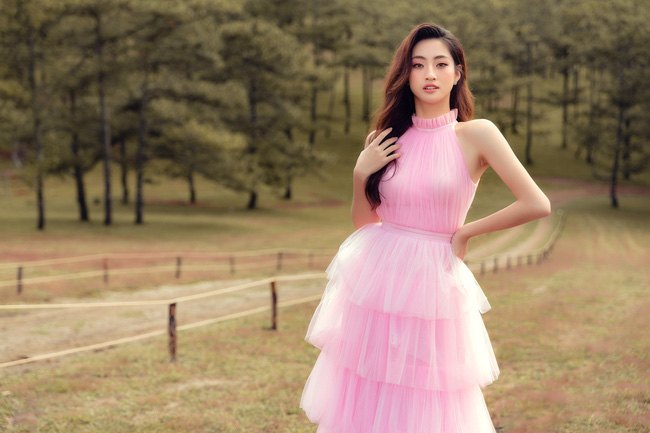 Hậu Miss World, Lương Thùy Linh “hóa nàng thơ” giữa đồi cỏ hồng Đà Lạt