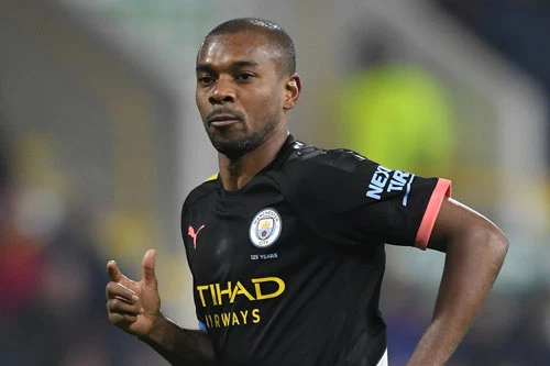 Hậu vệ: Fernandinho (Man City).