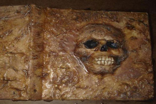 Chuyện rùng rợn cuốn sách y học bọc da người