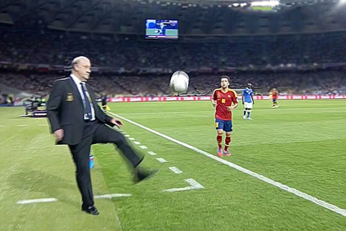 CLIP: Ngỡ ngàng trước cảnh các HLV biểu diễn kỹ thuật đá bóng