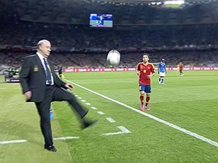 CLIP: Ngỡ ngàng trước cảnh các HLV biểu diễn kỹ thuật đá bóng