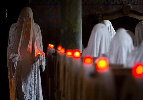 Giật mình "bóng ma" áo trắng trong nhà thờ bỏ hoang