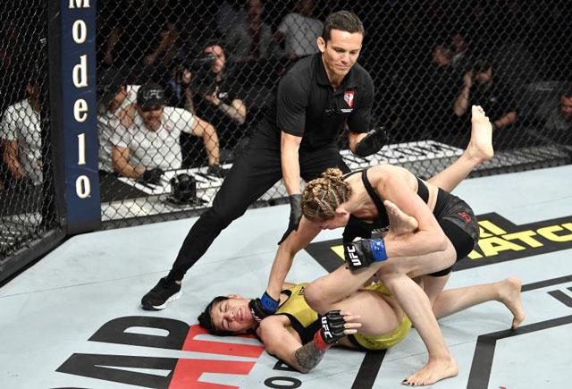 Nữ võ sĩ tung cú đấm ‘búa tạ’ khiến đối thủ ‘ngoẹo cổ’