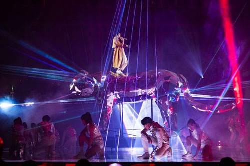 Ca sĩ Vũ Cát Tường gặp sự cố ngã từ sân khấu cao xuống đất