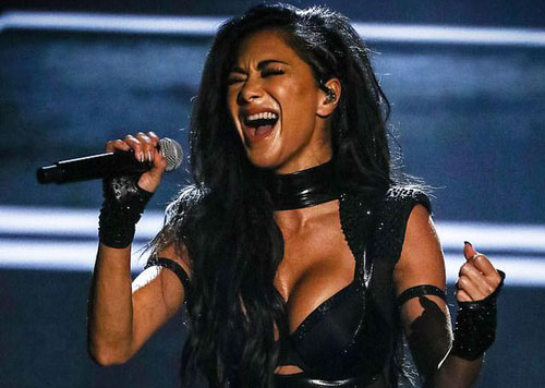 Nicole Scherzinger liên tục mặc hở hang lên truyền hình