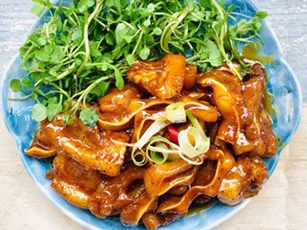Luộc mãi cũng chán, tai heo đem chế biến theo cách này ngon khó cưỡng