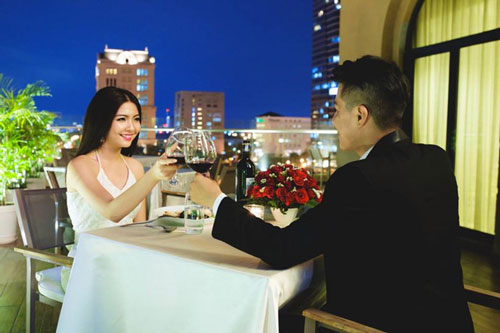 Kể cả chàng dẫn bạn đến một nhà hàng sang chảnh nhưng nếu có những biểu hiện sau đây trong bữa ăn chứng tỏ chàng chẳng coi trọng bạn lắm đâu!