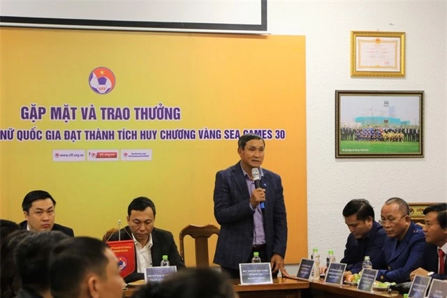 ĐT nữ Việt Nam và Trưởng Ban bóng đá nữ VFF ủng hộ 1 tỷ đồng cho chương trình Trái tim cho em - Ảnh 1.