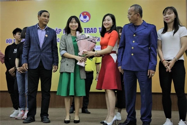 ĐT nữ Việt Nam và Trưởng Ban bóng đá nữ VFF ủng hộ 1 tỷ đồng cho chương trình Trái tim cho em - Ảnh 2.