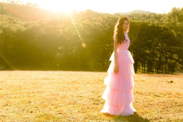Hậu Miss World, Lương Thùy Linh “hóa nàng thơ” giữa đồi cỏ hồng Đà Lạt - Ảnh 10.