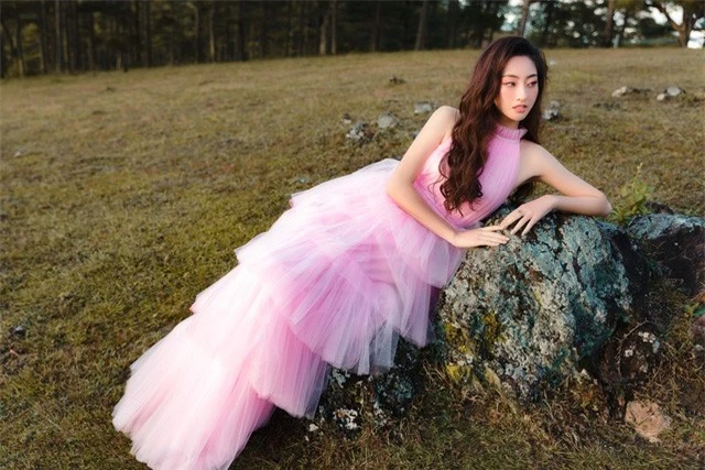 Hậu Miss World, Lương Thùy Linh “hóa nàng thơ” giữa đồi cỏ hồng Đà Lạt - Ảnh 3.