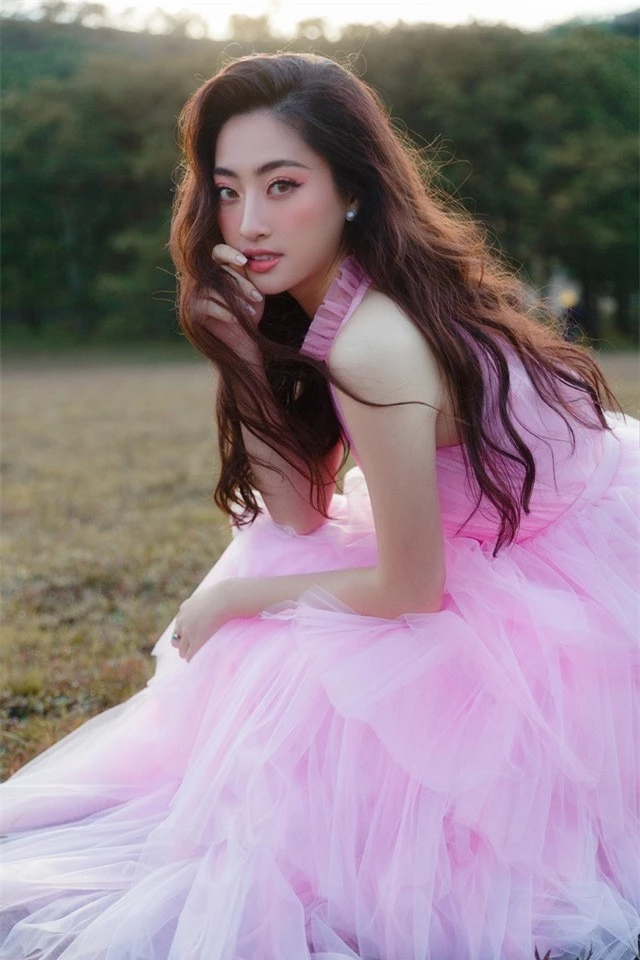 Hậu Miss World, Lương Thùy Linh “hóa nàng thơ” giữa đồi cỏ hồng Đà Lạt - Ảnh 7.