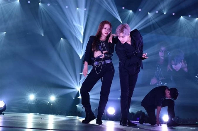 Những màn kết hợp giữa nam nữ idol Kpop “có một không hai” khiến fan “ôm tim” vì quá tình tứ ở các sân khấu cuối năm