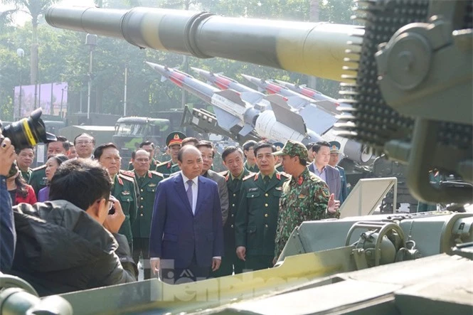 Sieu tang T-90, ten lua S-125, tau Yet Kieu... bat ngo xuat hien giua long Ha Noi-Hinh-9