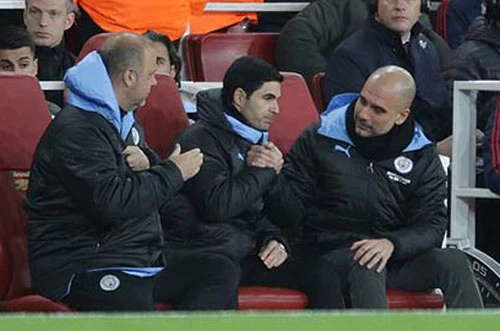 Pep Guardiola và Arteta trong trận đấu Arsenal