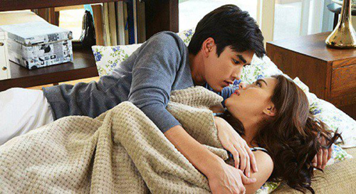 Nửa đêm thức giấc thấy bạn gái lén làm điều lạ, tôi vờ ngủ rồi tỉnh dậy chia tay ngay