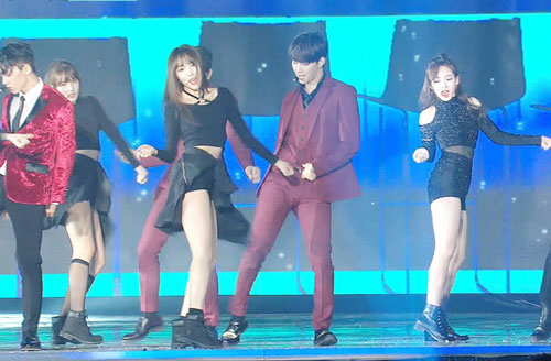 Những màn kết hợp giữa nam nữ idol Kpop “có một không hai” khiến fan “ôm tim” vì quá tình tứ ở các sân khấu cuối năm