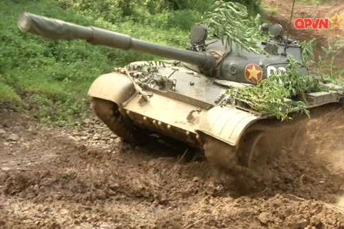 Hiện tại trong biên chế của lực lượng tăng thiết giáp Việt Nam đang có khoảng 200 chiếc xe tăng T-62. Dù đã có tuổi đời khá cao, tuy nhiên T-62 vẫn là loại vũ khí rất có uy lực khi sử dụng trong tay quân đội ta. Nguồn ảnh: QPVN.
