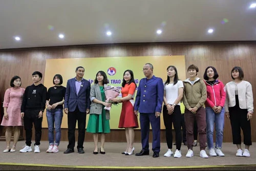 ĐT nữ Việt Nam và gia đình ông Phạm Thanh Hùng - Trưởng Ban bóng đá nữ VFF trao hoa cho đại diện Quỹ tấm lòng Việt, Đài THVN