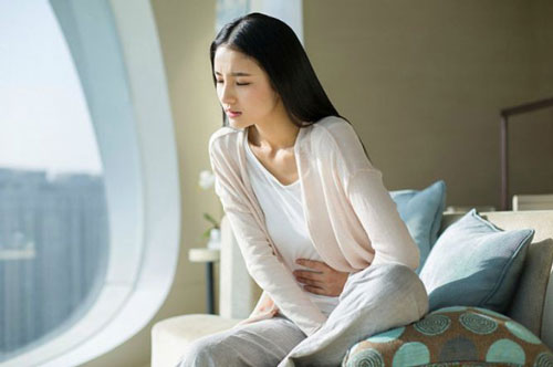 Sinh nhật vợ, chồng tôi rải hoa hồng từ cửa vào tận phòng ngủ nhưng vừa mở món quà được gói cầu kì, tôi giật mình run rẩy