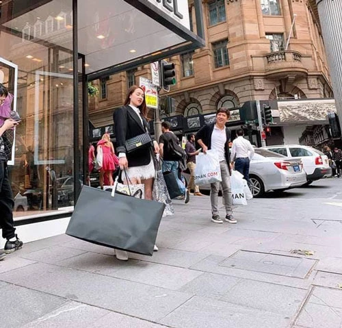 Nhã Phương và Trường Giang đi mua sắm tại Úc.