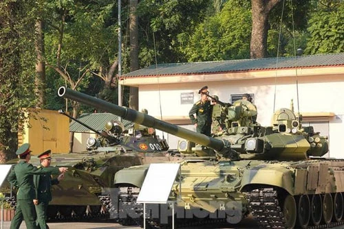 Tại trụ sở Bộ Quốc Phòng, Hà Nội sáng ngày 9/12, một loạt các loại khí tài quân sự hiện đại đã xuất hiện trong khuôn khổ của Hội nghị Quân chính toàn quân năm 2019. Nguồn ảnh: Tienphong.