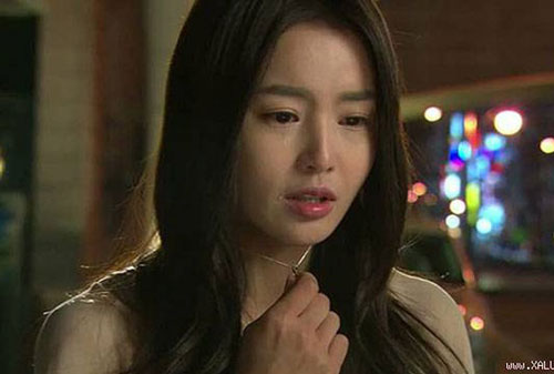 Vợ gọi về tiếp khách quý, chồng tới nhà vừa thấy đôi giày cao gót ngoài cửa đã vấp ngã vì sốc, 16 tỷ sang tay nhưng kịch hay vẫn chưa hết