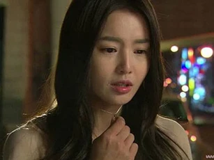 Vợ gọi về tiếp khách quý, chồng tới nhà vừa thấy đôi giày cao gót ngoài cửa đã vấp ngã vì sốc, 16 tỷ sang tay nhưng kịch hay vẫn chưa hết