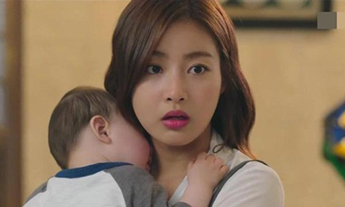 Về nhà chồng sau 6 tháng ở cữ bên ngoại, vợ chết trân thấy ảnh mình trên bàn thờ