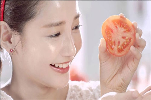 Cách giảm vết thâm mụn bằng cà chua cho làn da sáng mịn bất ngờ