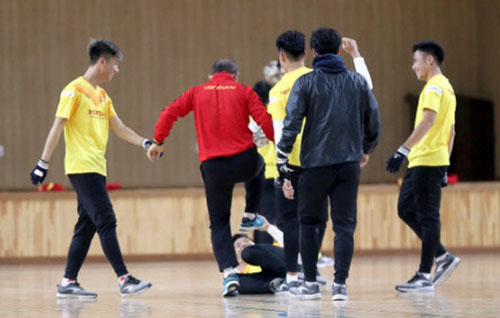 HLV Park Hang-seo hài hước, rủ học trò "đánh hội đồng" cầu thủ U23 Việt Nam