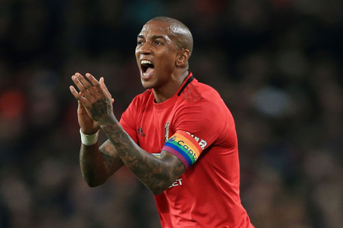 M.U sẽ thanh lý hợp đồng với Ashley Young
