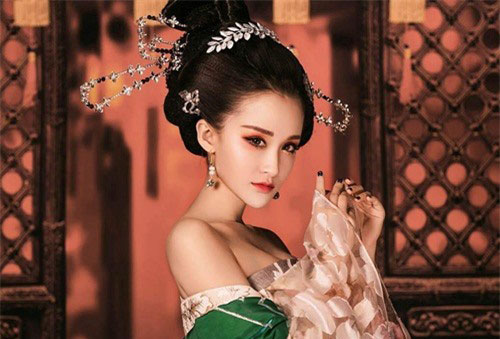 Thú vui "biến thái" của Hoàng đế khiến mỹ nhân tuyệt sắc chết trong cay đắng