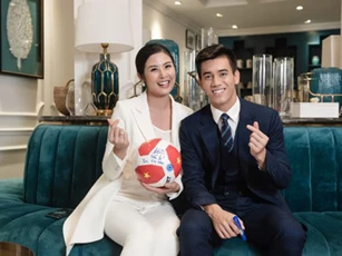 Tiến Linh như “soái ca” với hình ảnh đời thường không “quần đùi áo số”