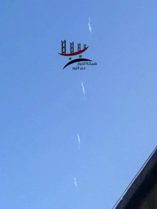Những vệt khói được nhìn thấy trên bầu trời sau khi tên lửa được máy bay chiến đấu Mỹ phóng đi. Ảnh: Al Masdar News.
