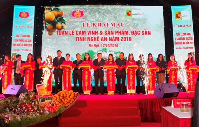 Cắt băng lễ khai mạc “Tuần lễ cam Vinh và sản phẩm, đặc sản Nghệ An tại Hà Nội năm 2019”