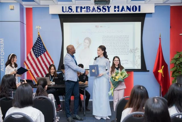 Mỹ nhân học vấn “khủng” nhất Hoa hậu Việt Nam 2016 làm Đại sứ Hoà bình - 3