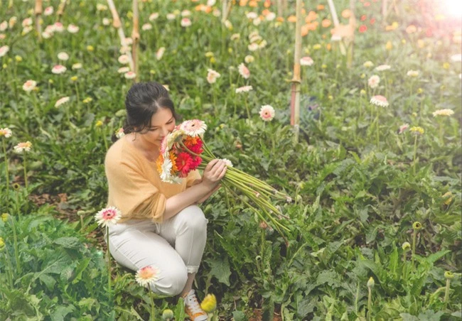 Rũ bỏ phong cách sang trọng và quyến rũ quen thuộc, Lý Nhã Kỳ trông vô cùng khác lạ hình ảnh giản dị, trẻ trung - Ảnh 4.