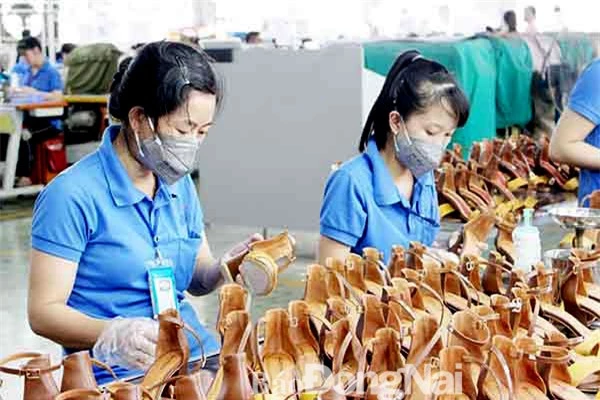 Da giày được đánh giá là một trong những mặt hàng sẽ có sự tăng tốc về giá trị xuất khẩu trong những năm tới Trong ảnh: Sản xuất tại Công ty TNHH Bình Tiên (Biti's), nhà máy Đồng Nai. Ảnh: Văn Gia