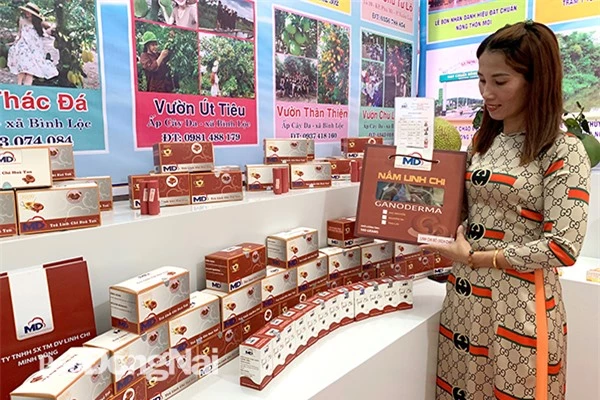 Sản phẩm nấm linh chi Minh Dũng được trưng bày tại lễ công bố tỉnh Đồng Nai hoàn thành xây dựng nông thôn mới. Ảnh:N.Liên