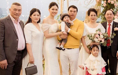 Á hậu Thanh Tú lần đầu công khai chân dung gương mặt của quý tử đầu lòng